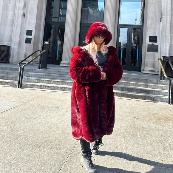 Luxurious Burgundy Faux Fur Coat With Hood - Picture 5 of 7